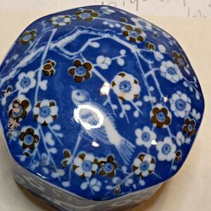 Vintage Mann 1976 Japan blue and white porcelain trinket box with lid